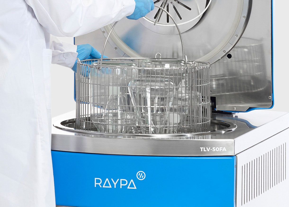 Chargement de verrerie dans un autoclave RAYPA